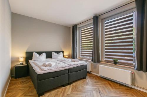 Un dormitorio con una cama y una ventana grande. en Hotel zur Panke Wohnung 1, en Kolonie Röntgental