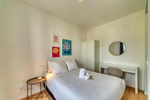 une chambre avec un lit avec un ours en peluche dessus dans l'établissement L'Amandier - Superbe appart au coeur de Lyon 5, à Lyon