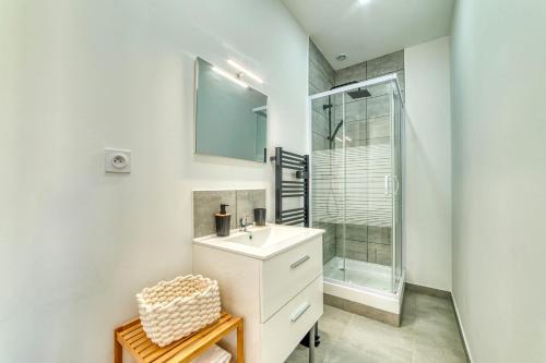 une salle de bain avec un lavabo et une douche dans l'établissement L'Amandier - Superbe appart au coeur de Lyon 5, à Lyon