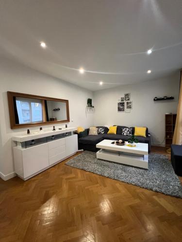 un salon avec un canapé et une table dans l'établissement Cosy logement entier à Asnières sur Seine, à Asnières-sur-Seine