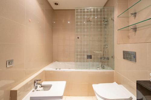 Ένα μπάνιο στο Elegant Apartment in Prestigia Golf Marrakech