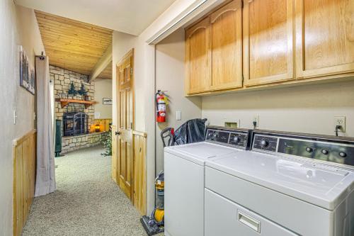Una cocina con lavavajillas blanco y gabinetes de madera. en Big Bear Lake Cabin with Deck, Grill and Fireplace!, en Big Bear Lake