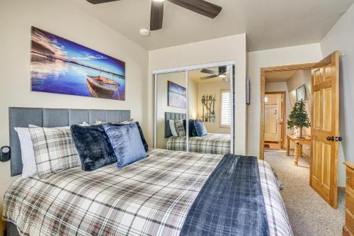 un dormitorio con una cama y un espejo en Big Bear Lake Cabin with Deck, Grill and Fireplace!, en Big Bear Lake