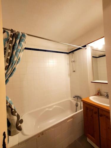 une salle de bain avec une baignoire et un lavabo dans l'établissement Appartement spacieux, bien situé, à Vars