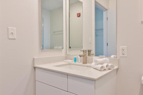 Ένα μπάνιο στο Luxury 2BR Apt Near Kendall Sq