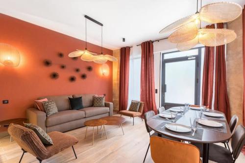 un salon avec un canapé et une table dans l'établissement Republique Bastille Chic & Design Apartment 6P 2BR, à Paris