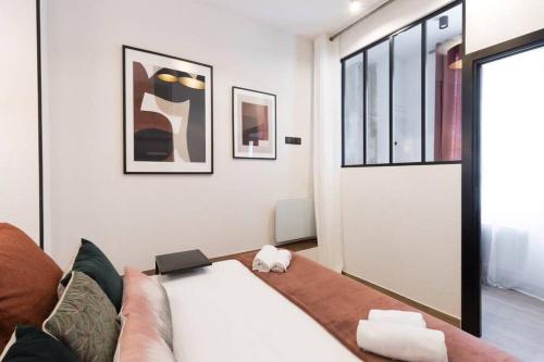 un salon avec un canapé et une porte dans l'établissement Republique Bastille Chic & Design Apartment 6P 2BR, à Paris