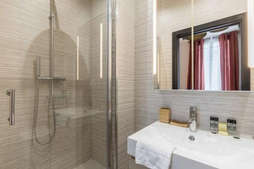 une salle de bain avec une douche, un lavabo et un miroir dans l'établissement Republique Bastille Chic & Design Apartment 6P 2BR, à Paris