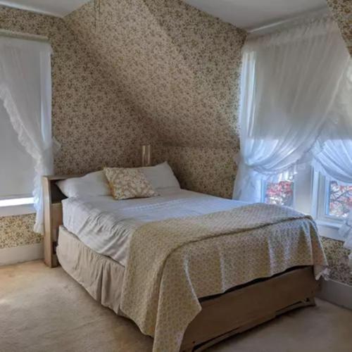 a bedroom with a bed and a window at Union Bluff Hotel & Meeting House in York Beach