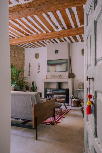 un salon avec un canapé et une cheminée dans l'établissement Grande maison de charme au coeur de Goult, à Goult