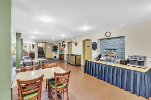 a living room with a table and a kitchen at Green Goose Lodge in Waterford