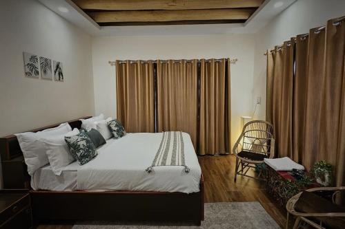 เตียงในห้องที่ 3 Bedroom Farm Stay Near Leh Market