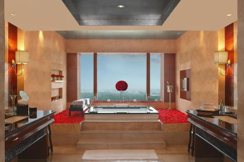 The Leela Ambience Gurugram Hotel & Residences - The Luxury Urban Sanctuaryにあるシーティングエリア