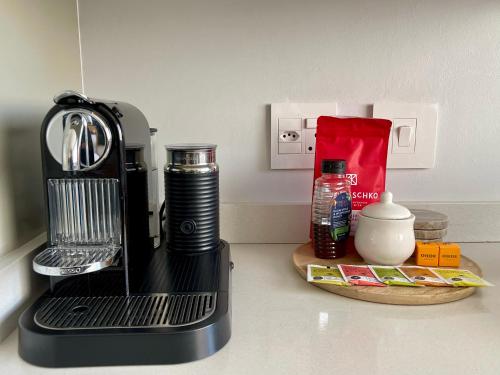 Příslušenství pro přípravu čaje a kávy v ubytování Winelands Mountain View Oasis