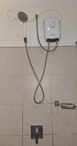 - Baño con ducha y manguera en el suelo en AJ Condominium, en Cebú