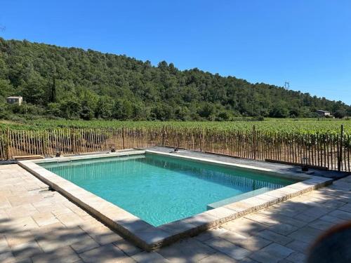 - une piscine en face d'un vignoble dans l'établissement Maison de campagne au milieu des vignes et piscine, à Méounes-lès-Montrieux