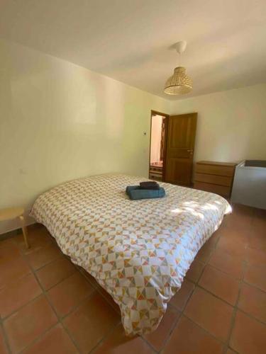 une chambre avec un lit dans une pièce dans l'établissement Maison de campagne au milieu des vignes et piscine, à Méounes-lès-Montrieux