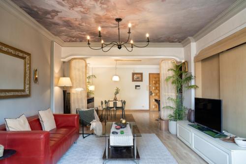 uma sala de estar com um sofá vermelho e uma mesa em The Crimson Sun Charm em Cairo