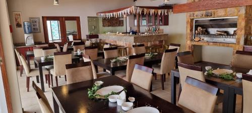 an overhead view of a restaurant with tables and chairs at BergWood Inn in Groot Brak Rivier