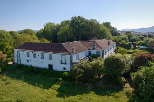 an aerial view of a large white house at Paço de Lanheses - Turismo de Habitação in Lanheses