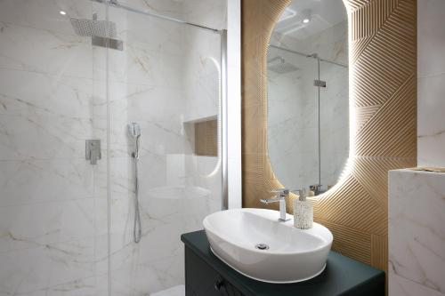 a white bathroom with a sink and a shower at Sosnowy "3" ,Baseny Tropikalne, Ładowarka do elektryków, Faktura, Parking in Kielce