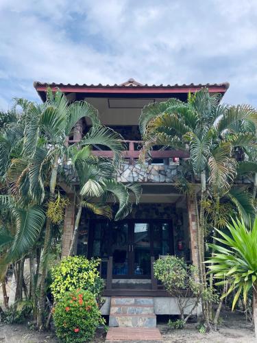 un edificio con palme di fronte di Markhouse Bungalow Ko Kut a Ko Kood