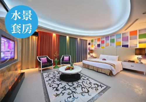a hotel room with a bed and a tv at Lanshy Motel in Taichung