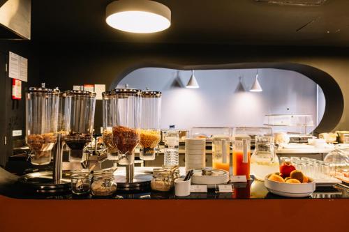 ギマランイスにあるEMAJ Boutique Hotelの瓶に入った食べ物が置いてあるキッチンのカウンター