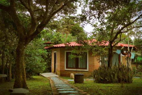a small house with a pathway in front of it at Sitio Ingá in Guaramiranga