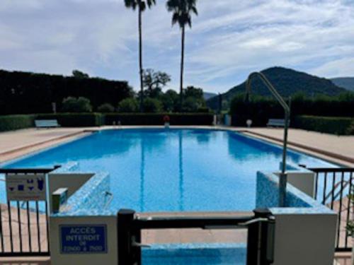 une grande piscine bleue dans un complexe dans l'établissement Studio 2pers piscine 10min plage, à Mandelieu-la-Napoule