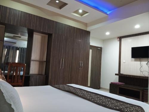 TV a/nebo společenská místnost v ubytování Hotel Atithi Dwaar Robertsganj