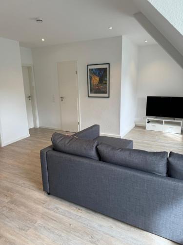 a living room with a couch and a flat screen tv at Moderne 2,5-Zimmer Wohnung in Toplage in Hannover