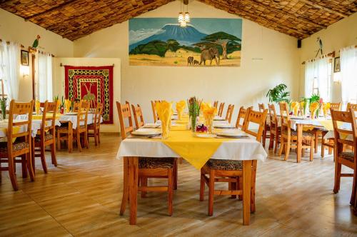 Restaurace v ubytování Meru View Lodge