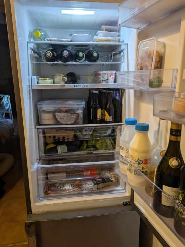 un réfrigérateur ouvert rempli de beaucoup de nourriture et de boissons dans l'établissement Hope House, à Chavagnes-les-Redoux