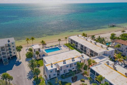 Bazén v ubytování Beachfront Condo on Coco Plum Beach nebo v jeho okolí
