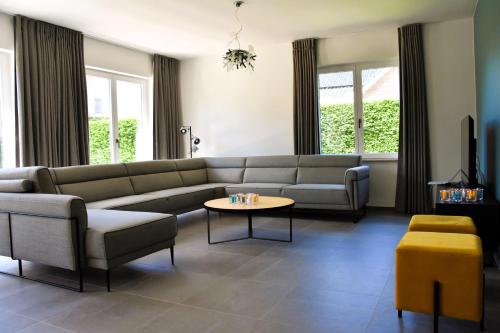 a living room with a couch and a table at de Graspieper in Oostduinkerke