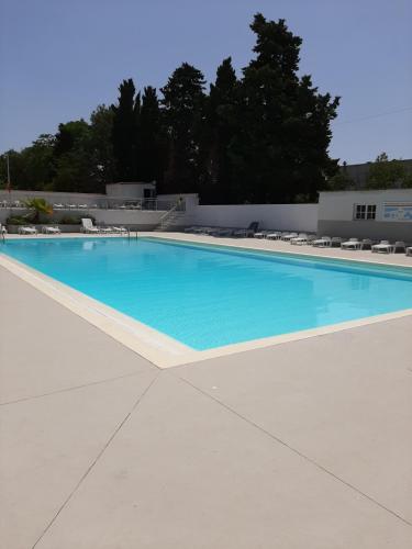 une grande piscine avec de l'eau bleue dans l'établissement Paisible camping les 7 fonds, à Agde