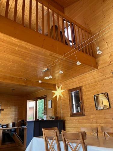 d'une salle à manger avec une table et un plafond en bois. dans l'établissement Chalet Malaza, à Eyne