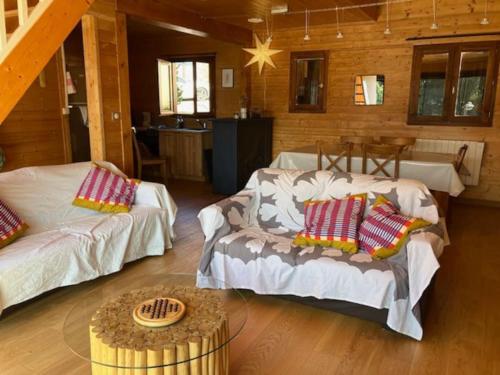 una sala de estar con dos camas y una mesa en Chalet Malaza, en Eyne