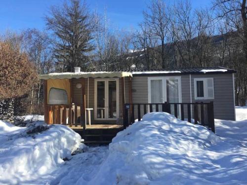 een klein huisje is bedekt met sneeuw bij Camping 3 étoiles - Piscine - eehhec in Landry