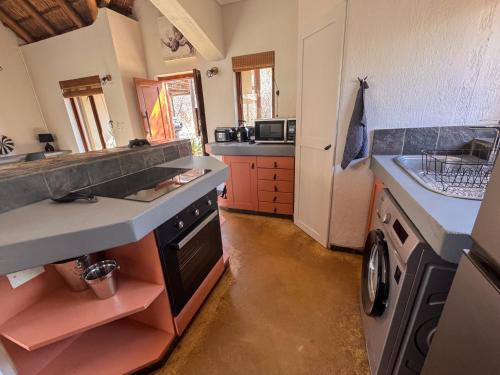 Cucina o angolo cottura di Raptors Lodge - NXALATI