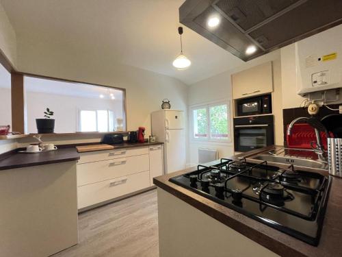 - une cuisine avec une cuisinière dans l'établissement Massondoa, à Souraïde