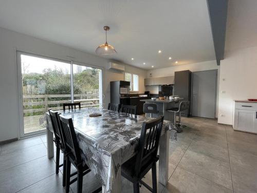 une salle à manger et une cuisine avec une table et des chaises dans l'établissement Calle hardoya, à Cambo-les-Bains