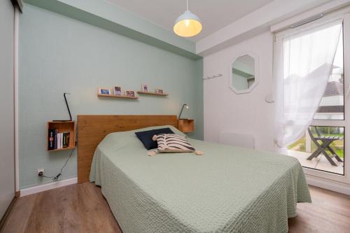 - une chambre dotée d'un lit avec un zebra dans l'établissement Appartement Ty Soleil - Proche mer, à Carnac