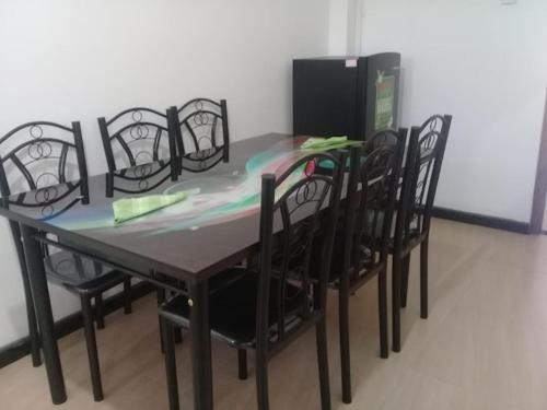 韦利格默Dilana Villa的餐桌、四把椅子和冰箱