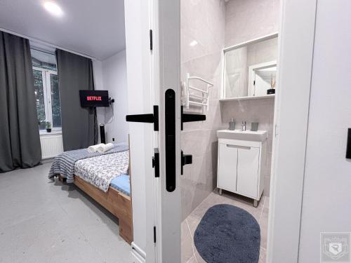 Ένα ή περισσότερα κρεβάτια σε δωμάτιο στο RentHouse Apartments NanoFlat #4