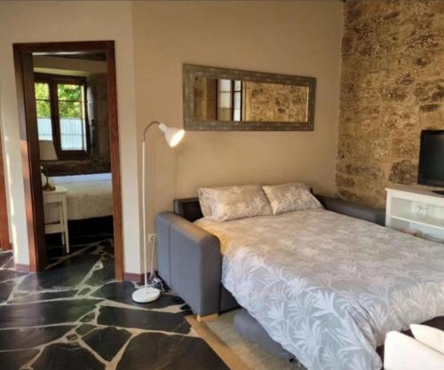 A bed or beds in a room at Escola de Bieite