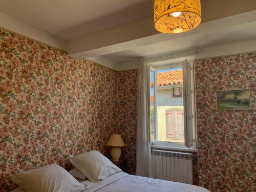 une chambre avec un lit et une fenêtre dans l'établissement Beautiful Village House next to Garonne river!, à Couladère