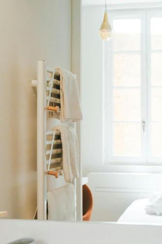 a towel rack with towels on it in a bedroom at ô Quai St Pierre in Toulouse