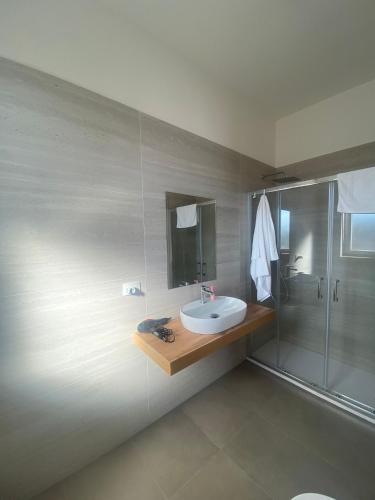 Ένα μπάνιο στο HYRIA Rooms